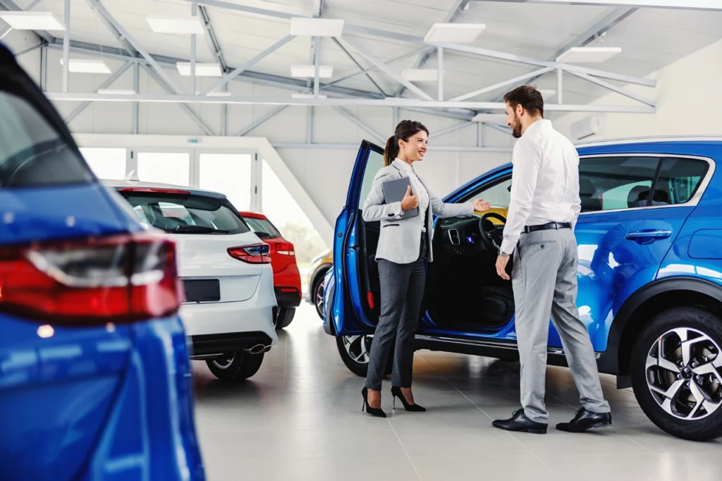 Vendedora de coches ayudando a un cliente